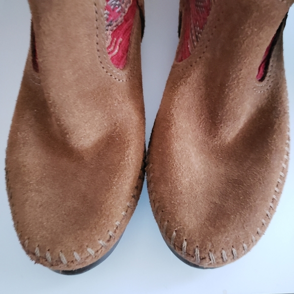Minnetonka Baja tapestry boots NWT - Picture 3 of 6